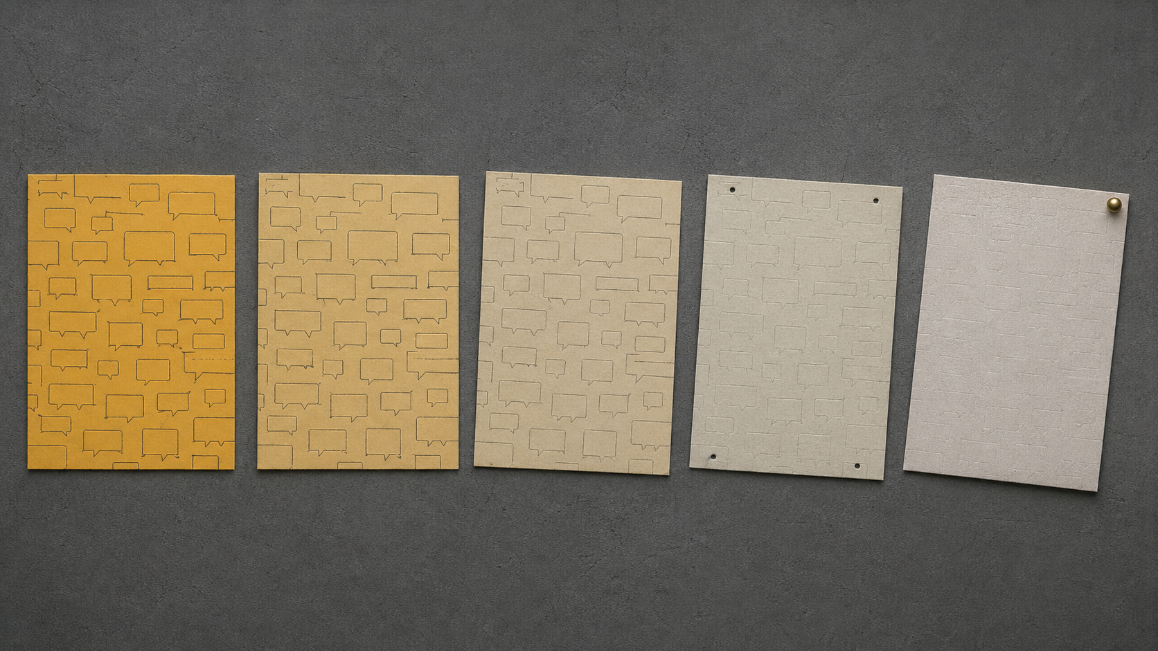 Reihe von fünf an die Wand montierten Karton-Tafeln, die vom satten Bernstein zu blassem Grau verblassen, die letzte Tafel hängt schief an einem einzigen Pin.
